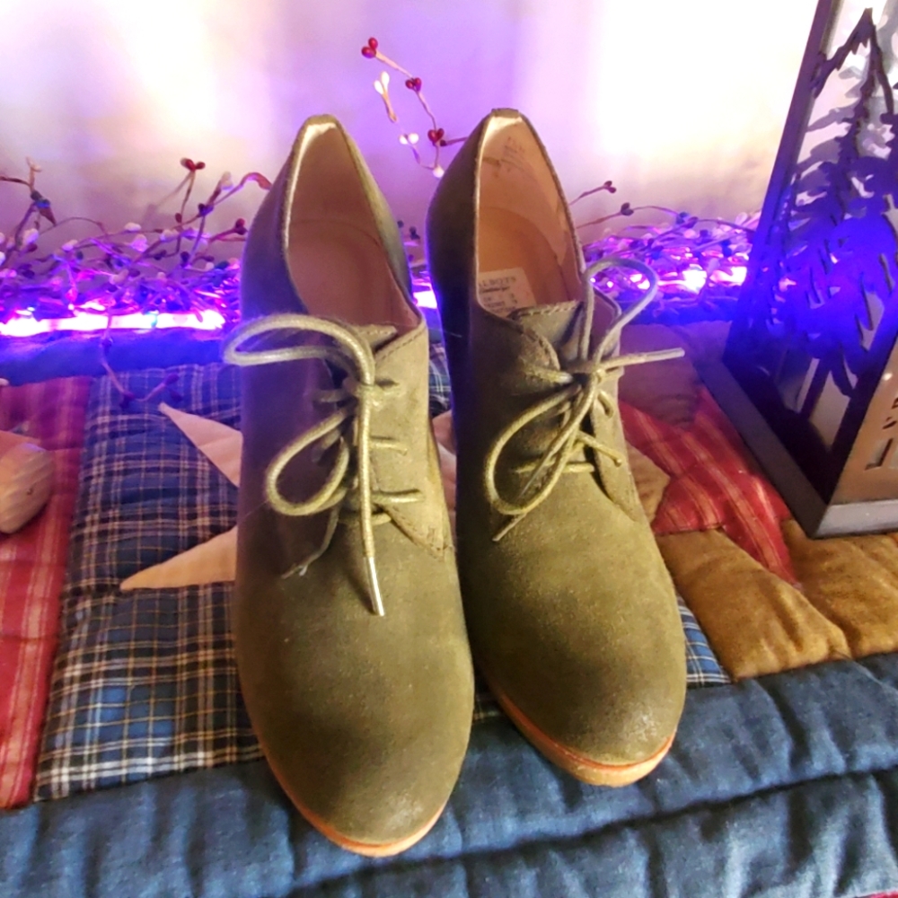 BEAUTIFUL TALBOTS CYNTHIA EVERGREEN SUEDE LACE UP HEALS SIZE 7.5